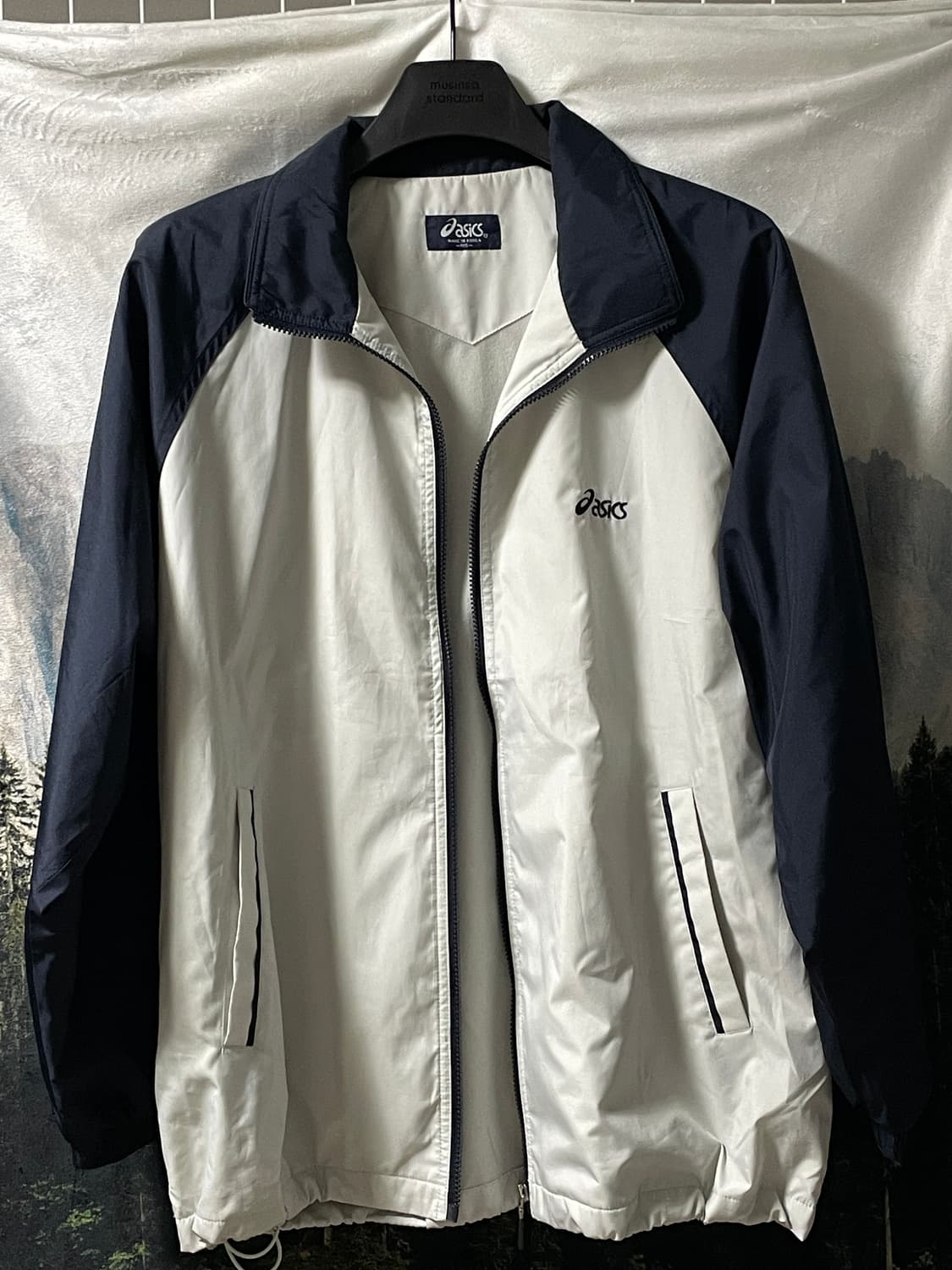 105XL 아식스 화이트/네이비 올드스쿨 바람막이 상품이미지1