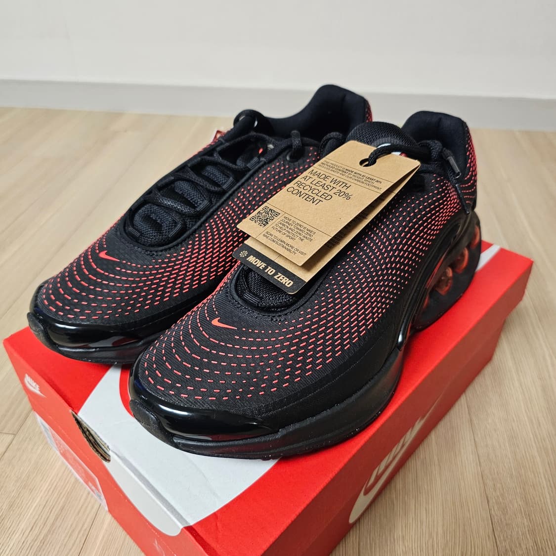 285 새제품) 나이키 에어맥스 Dn 에센셜 블랙 브라이트 크림슨 나코탭 상품이미지2