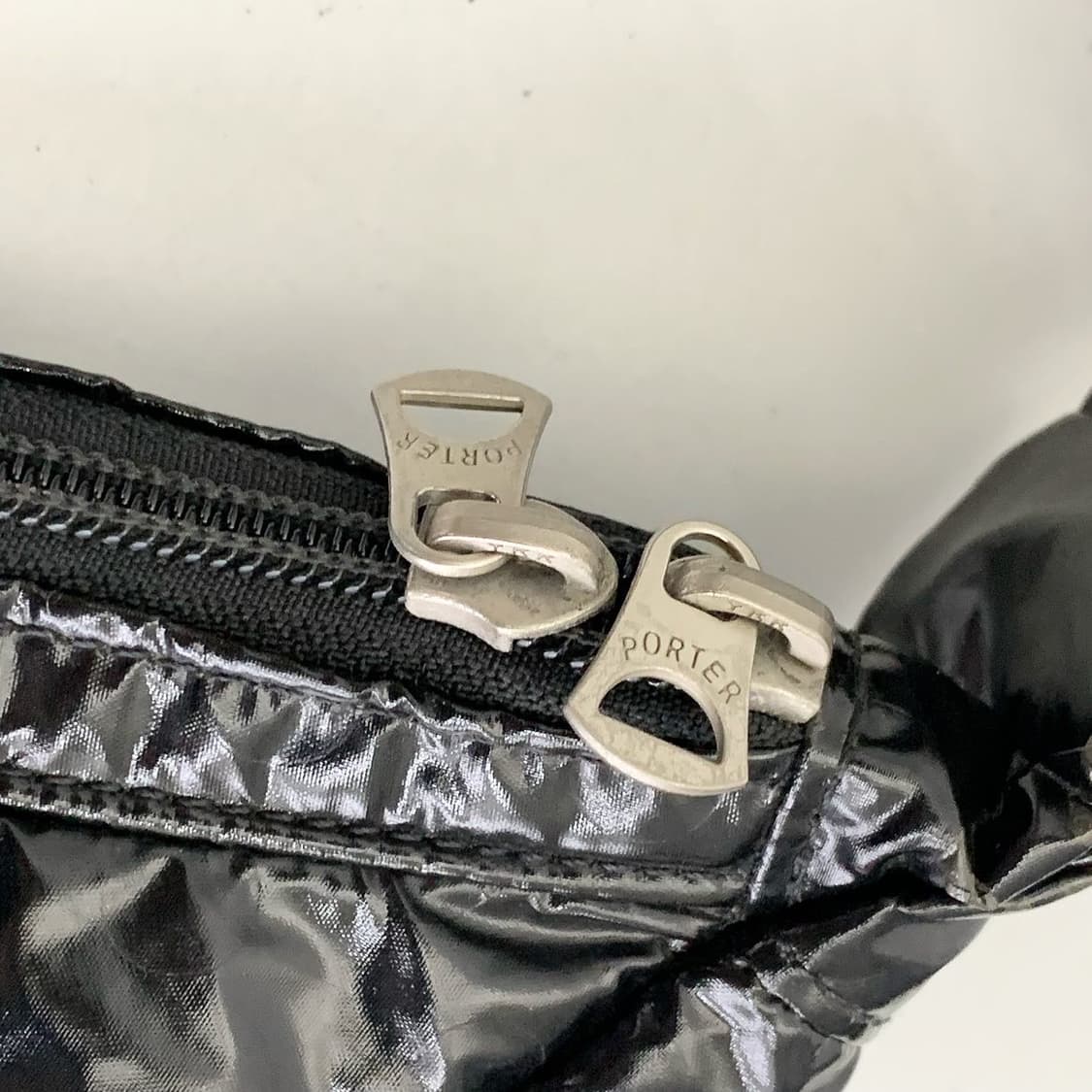 요시다 포터 블랙 유광 에나멜 크로스백 상품이미지5