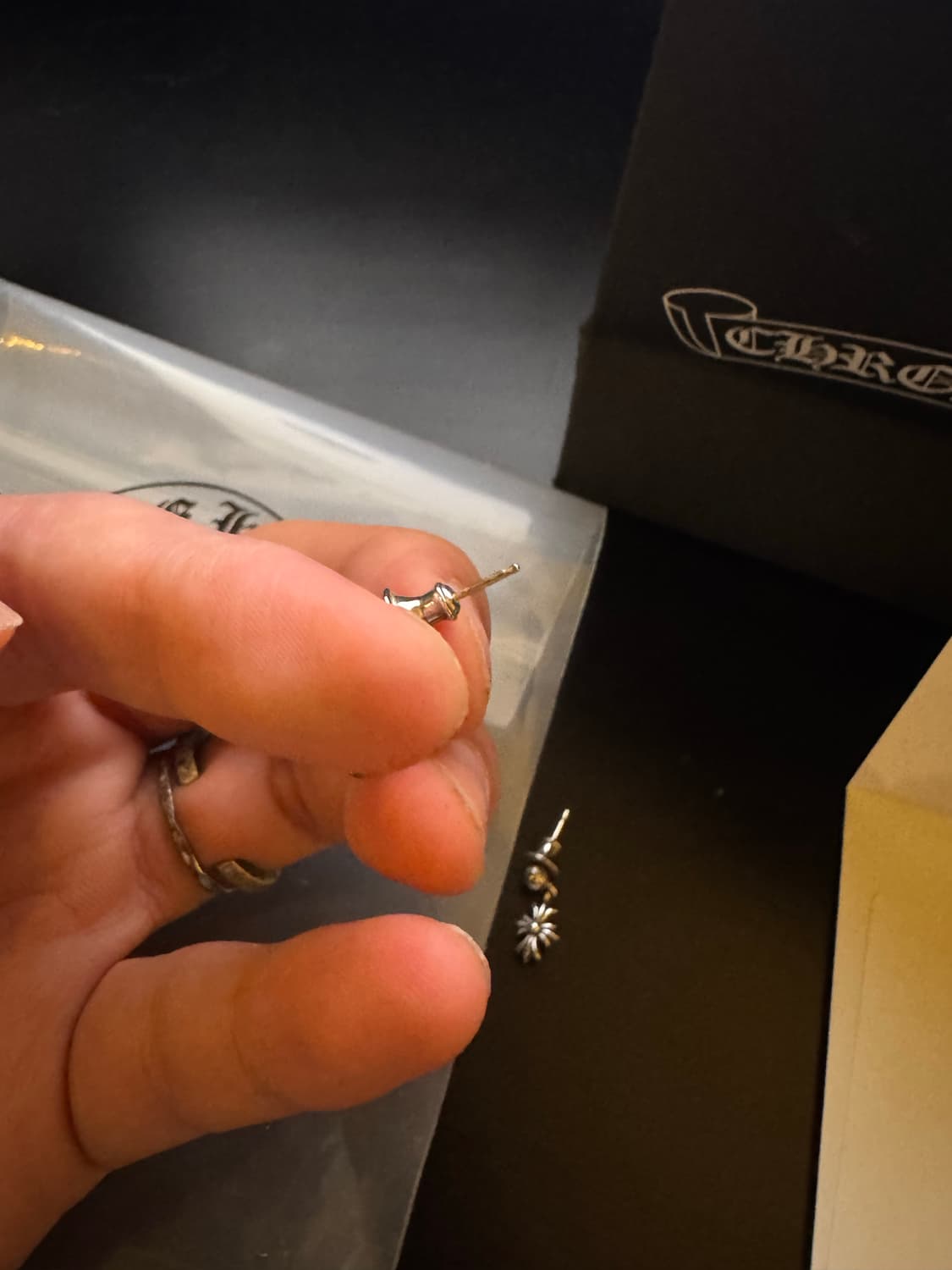 크롬하츠 타이니 훅 이어링 한쌍 (2개) 상품이미지4