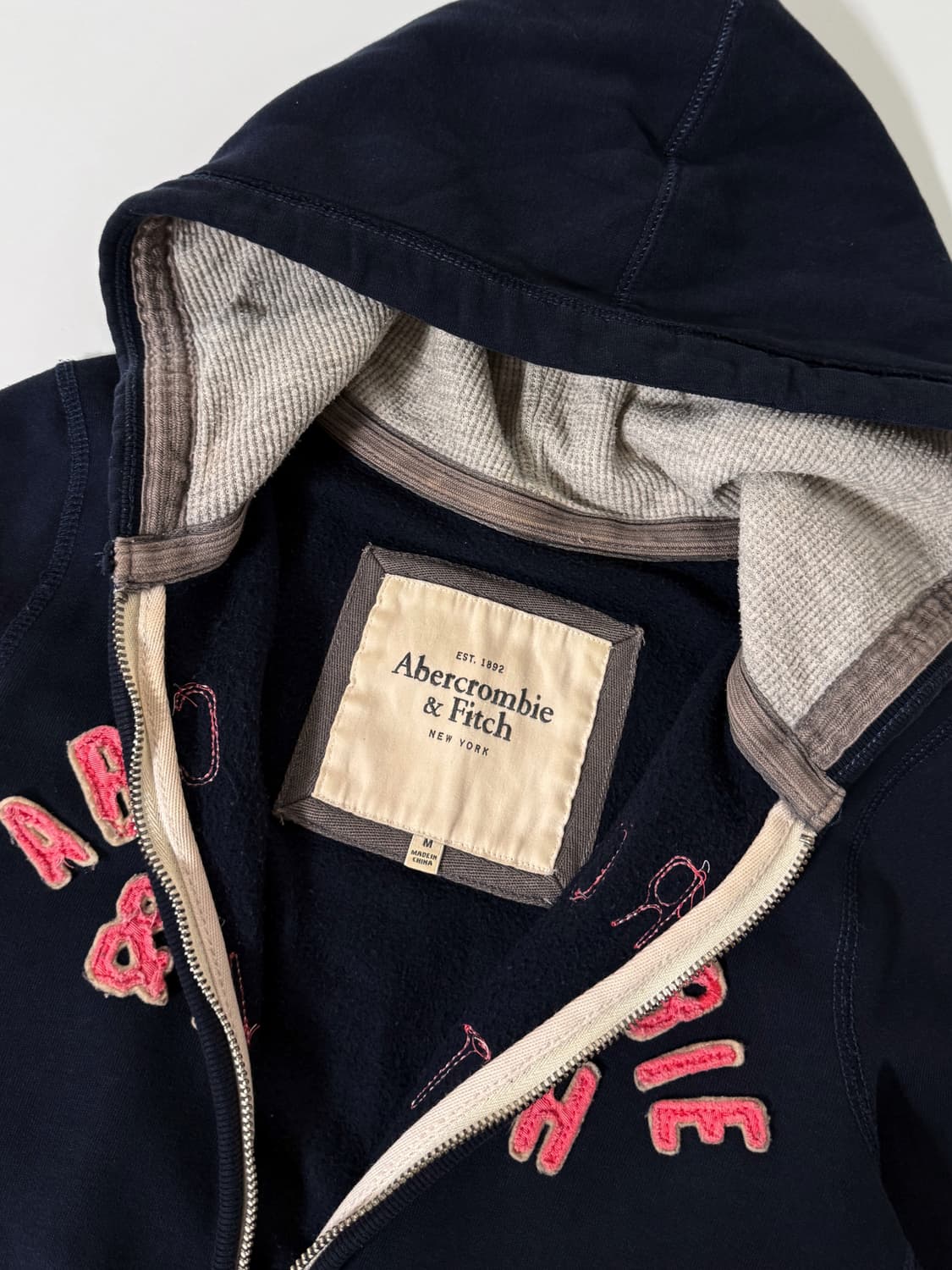 아베크롬비 00‘s 핑크 패치 로고 네이비 스웻 후드집업 상품이미지3