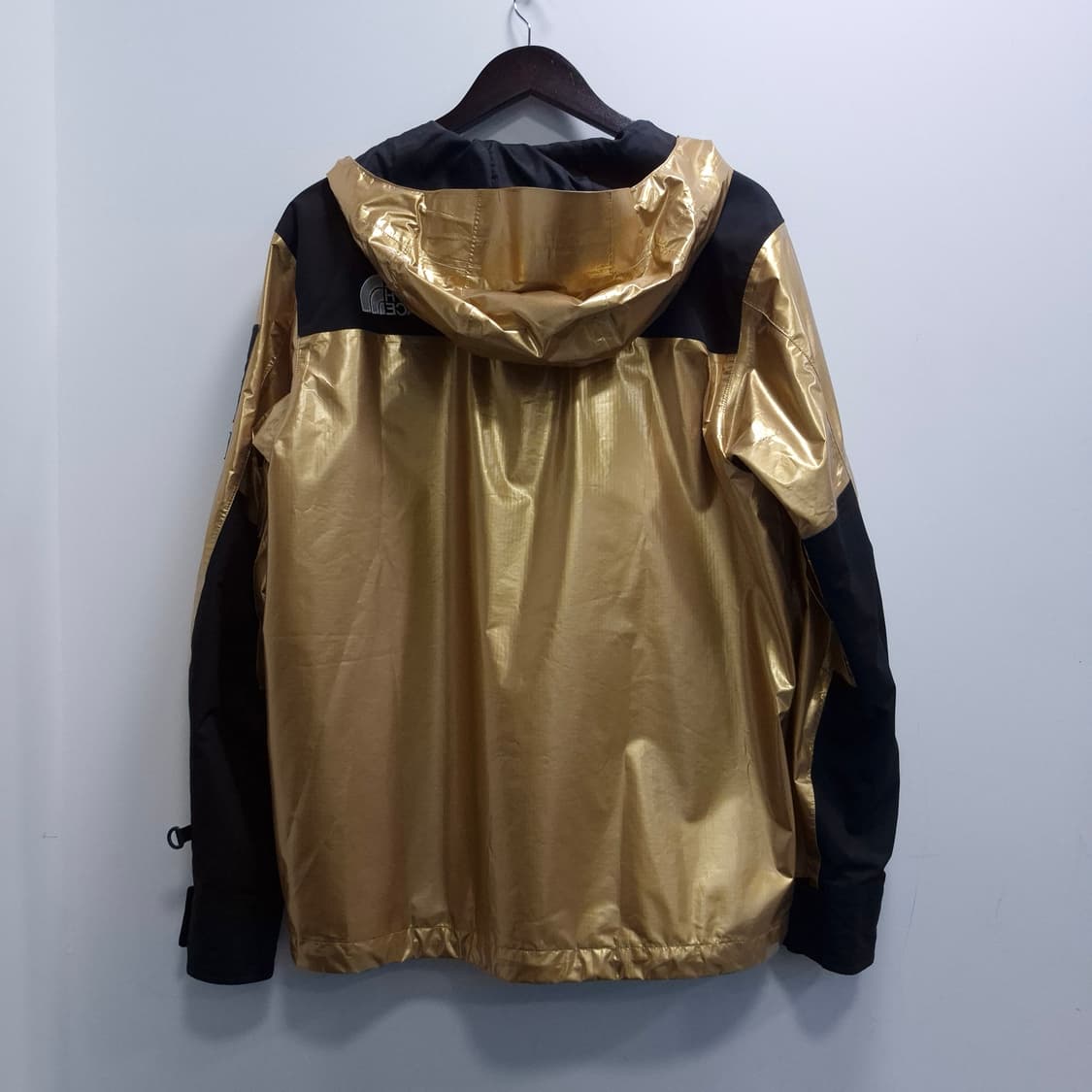 슈프림 x 노스페이스 메탈릭 마운틴 파카 골드 18SS / 할인 상품이미지2
