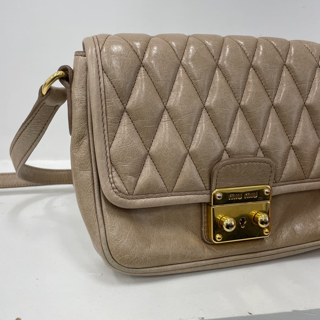 미우미우 퀼팅 비텔로 레더 베이지 클랩 스몰 크로스백 상품이미지4