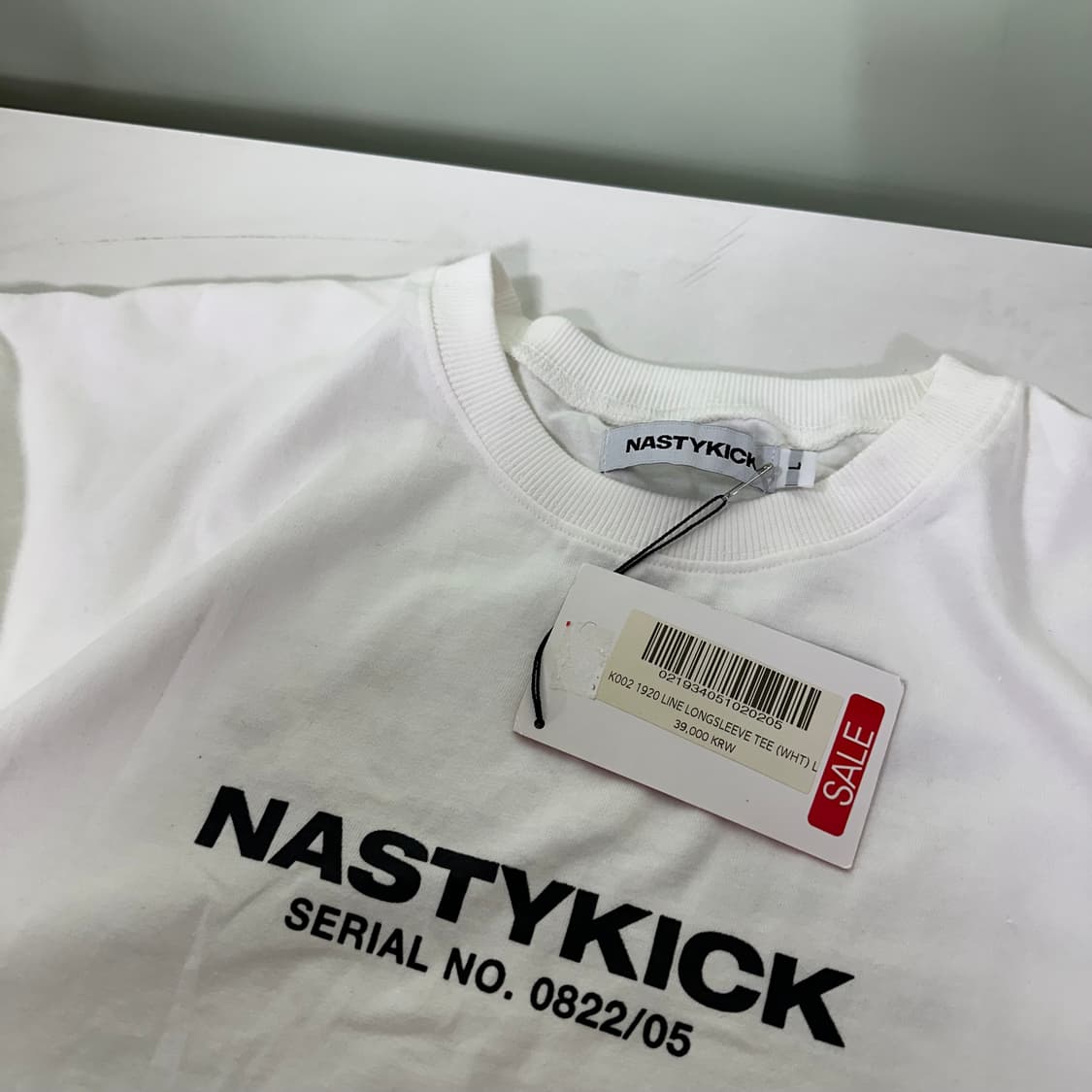 L 네스티킥 화이트 빅로고 라운드 긴팔슬리브 상품이미지1
