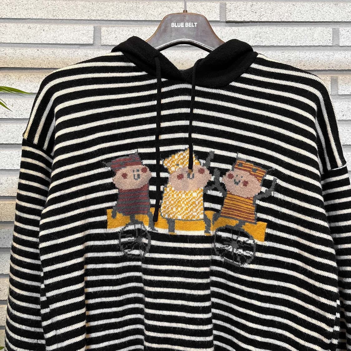 JPN VINTAGE 후드 니트 스트라이프 패턴 앞면 캐릭터 디테일 블랙 상품이미지4