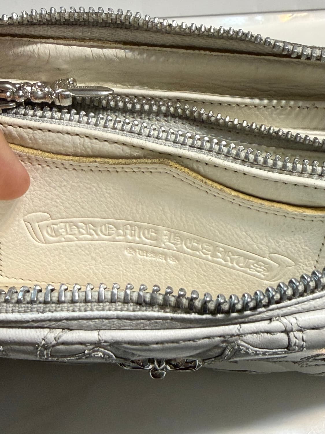 크롬하츠 PLAT 레더패치 세메터리 크로스 참 장지갑 상품이미지3