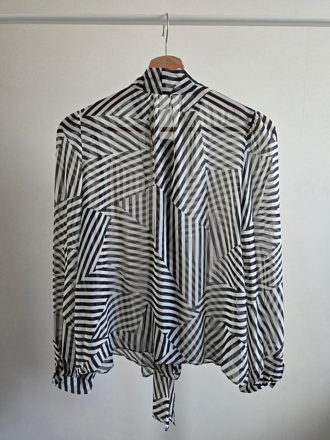 Vingt-Trois Silk Scarf-Tie Blouse  상품이미지5