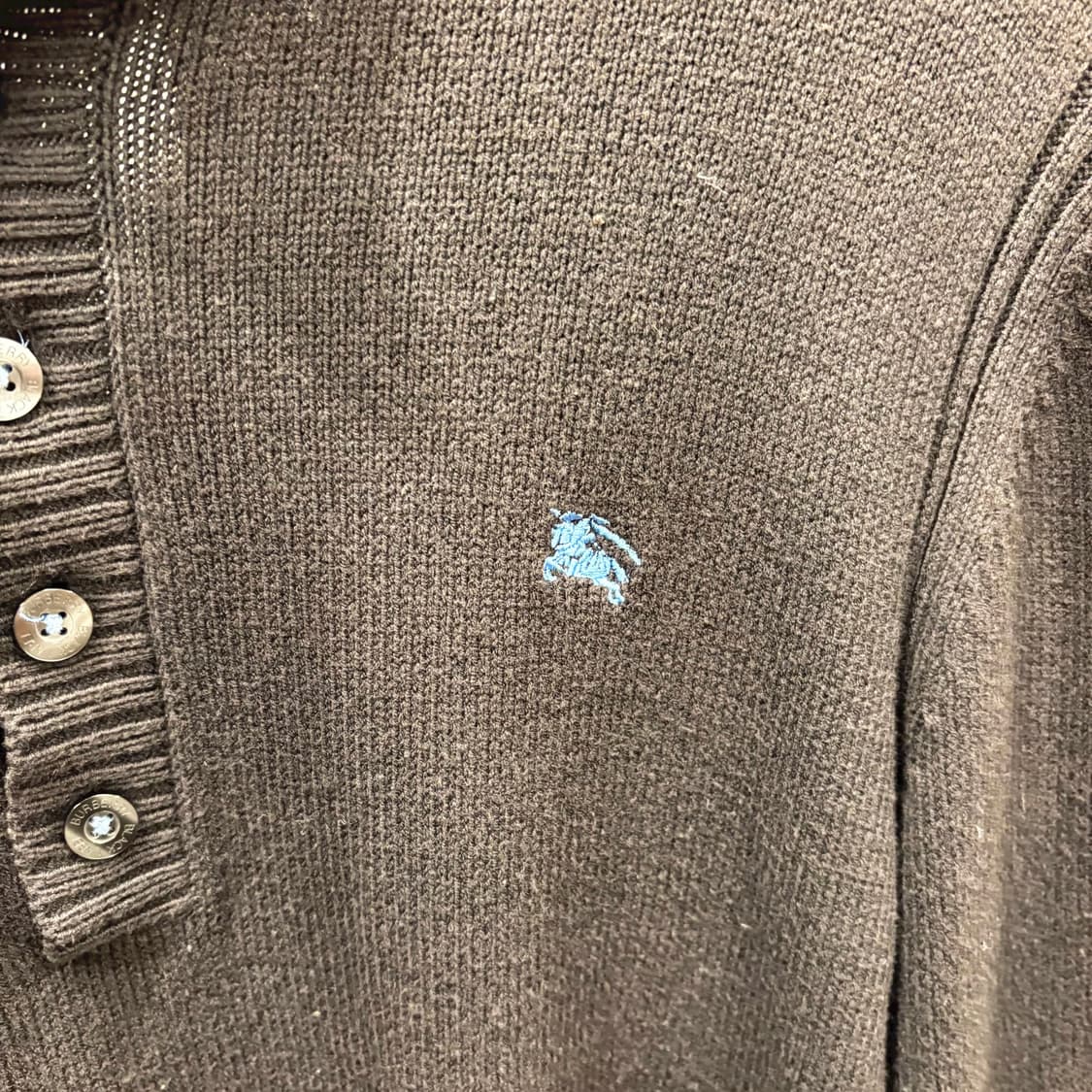 버버리 블랙 라벨 하프 버튼 긴팔 니트 배색 리브 로고 자수 디테일 블랙 상품이미지6