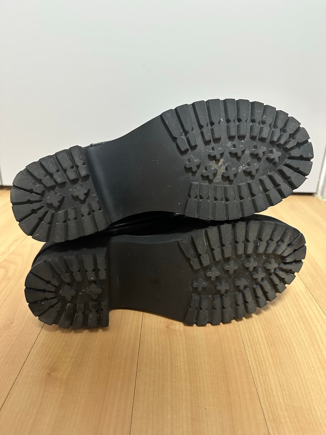 마뗑킴 블랙 레어이드 레더 미들 부츠 240사이즈 상품이미지5