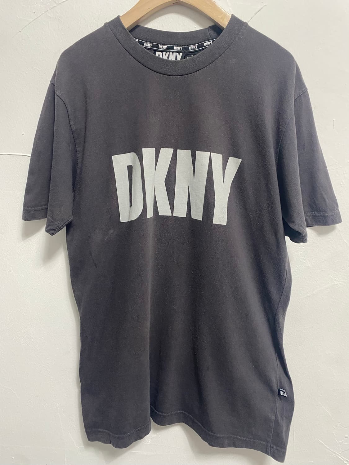 DKNY 90‘s 로고 스펠아웃 차콜 반팔 상품이미지1