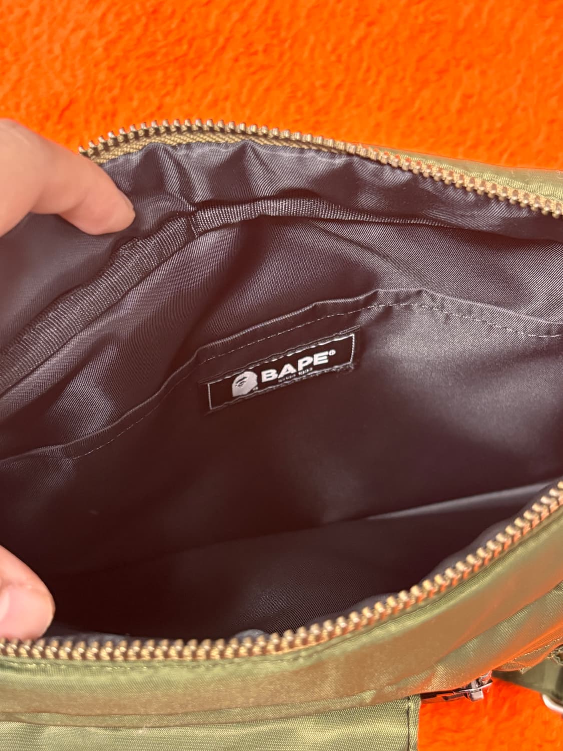 Bape] 패딩 숄더 크로스백 그린 상품이미지7
