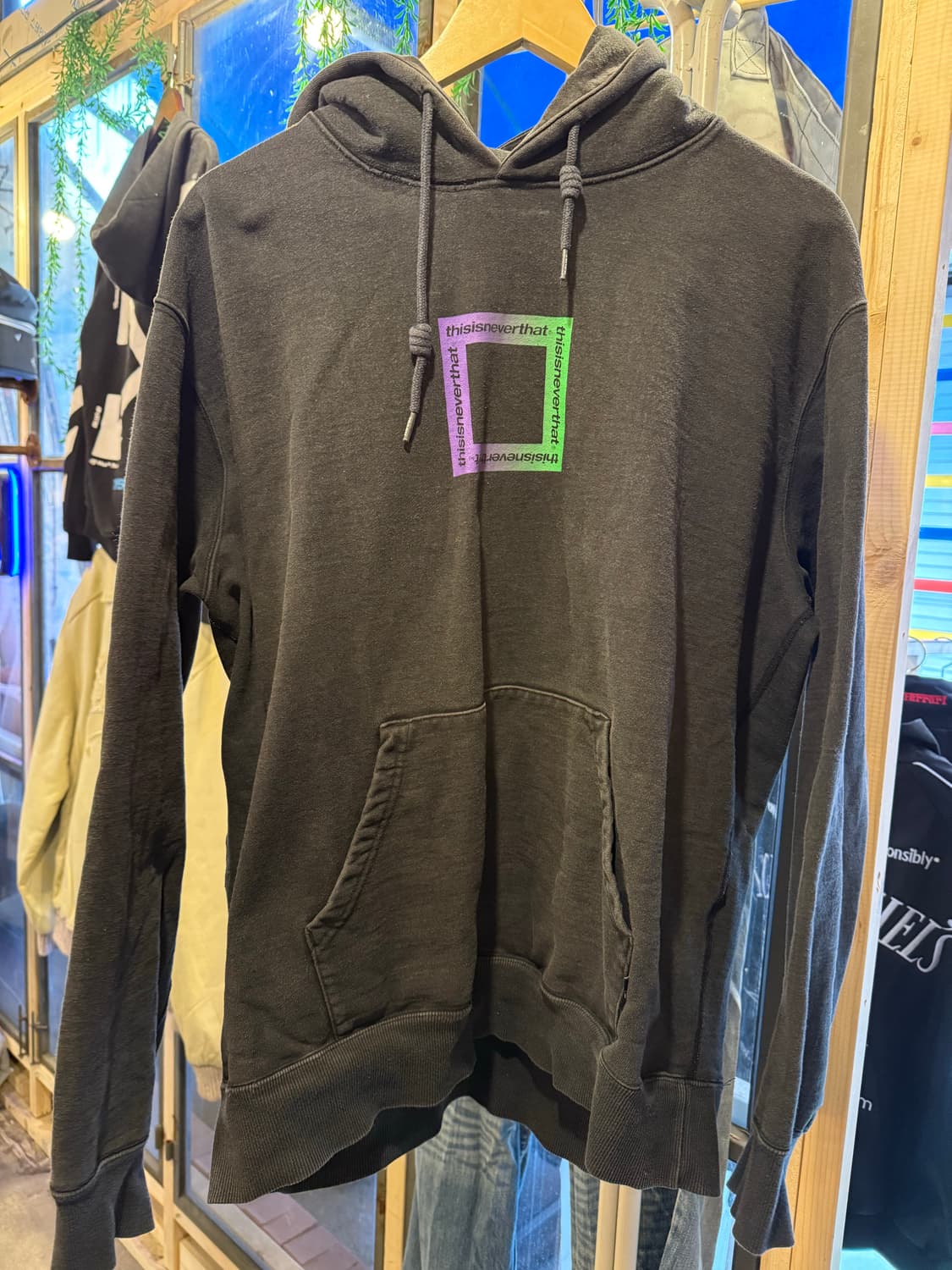 디스이즈네버댓 T 로고 워시드 후드티 블랙 상품이미지1