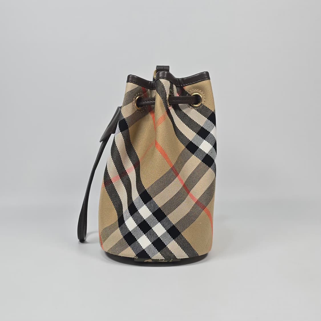 버버리 드로우스트링 버킷 파우치 상품이미지3