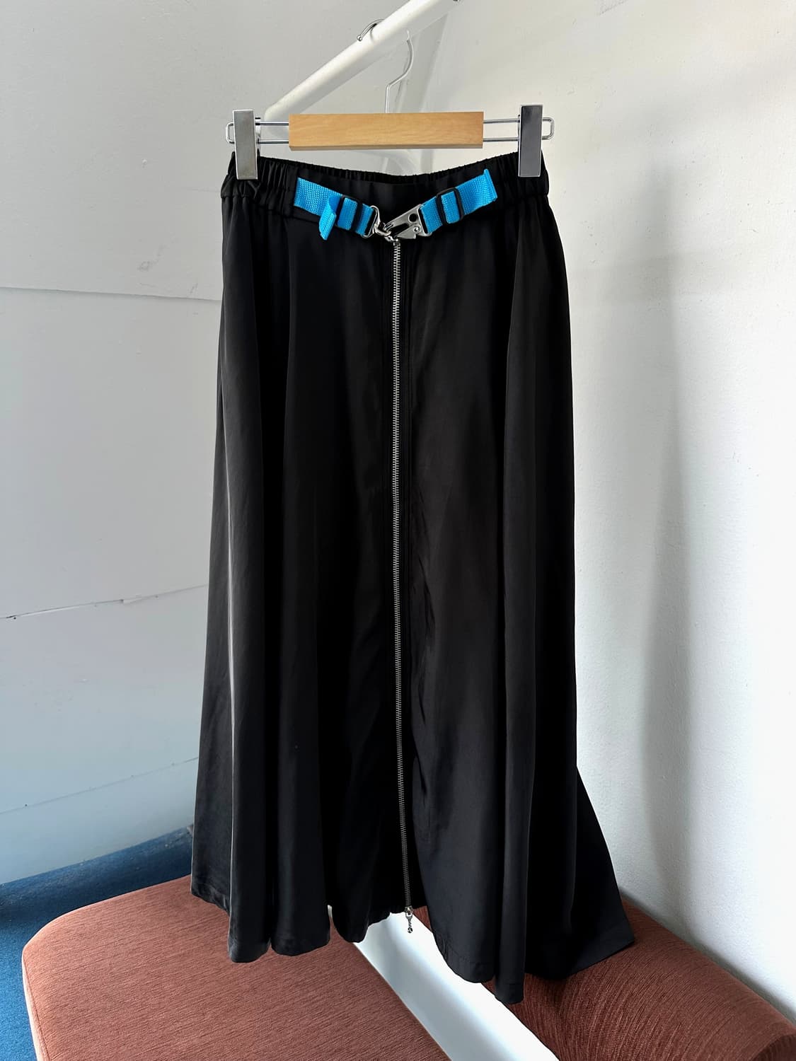 Silky fabric front zip design skirt 상품이미지4