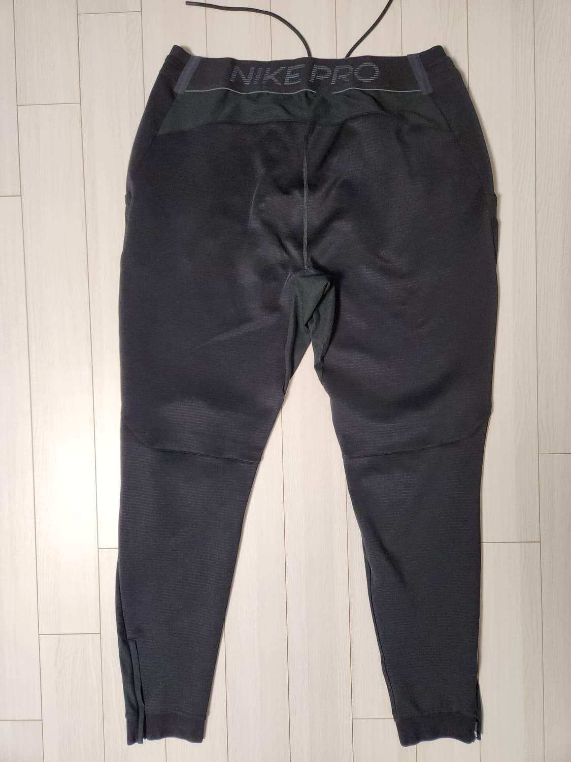 나이키 프로 슬림핏 트레이닝 팬츠 사이즈xl

주머니 스우시 로고 부분  상품이미지10