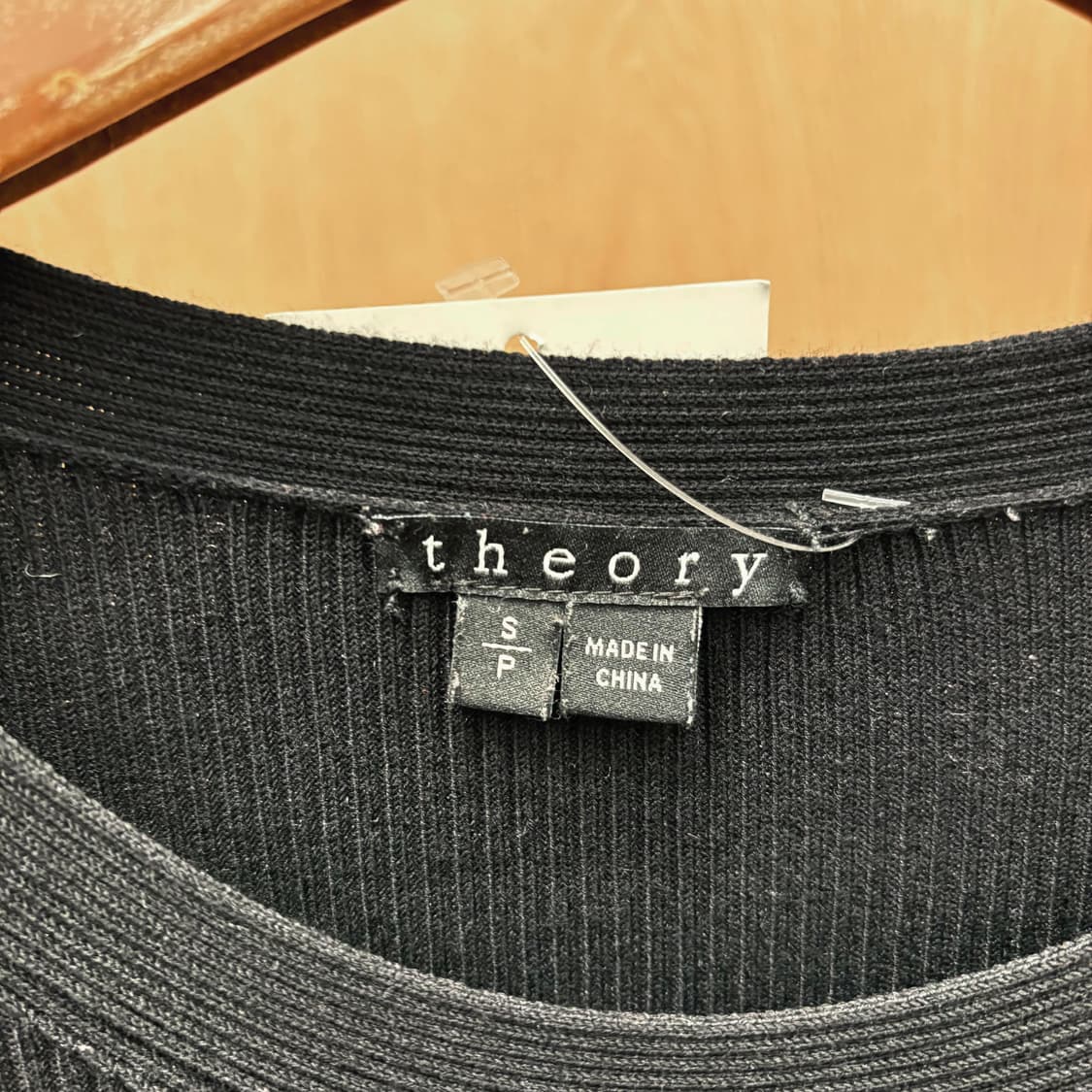 띠어리 긴팔 니트 미디 원피스 허리 절개 플리츠 디테일 슬림핏 블랙 상품이미지6