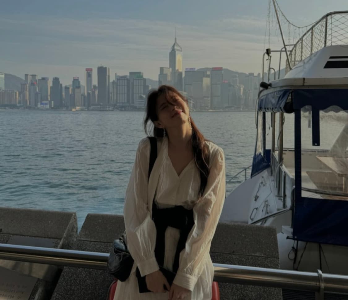 한소희 PICK)찰스앤키스 필로미나 크링클 이펙트 크로스백 상품이미지1