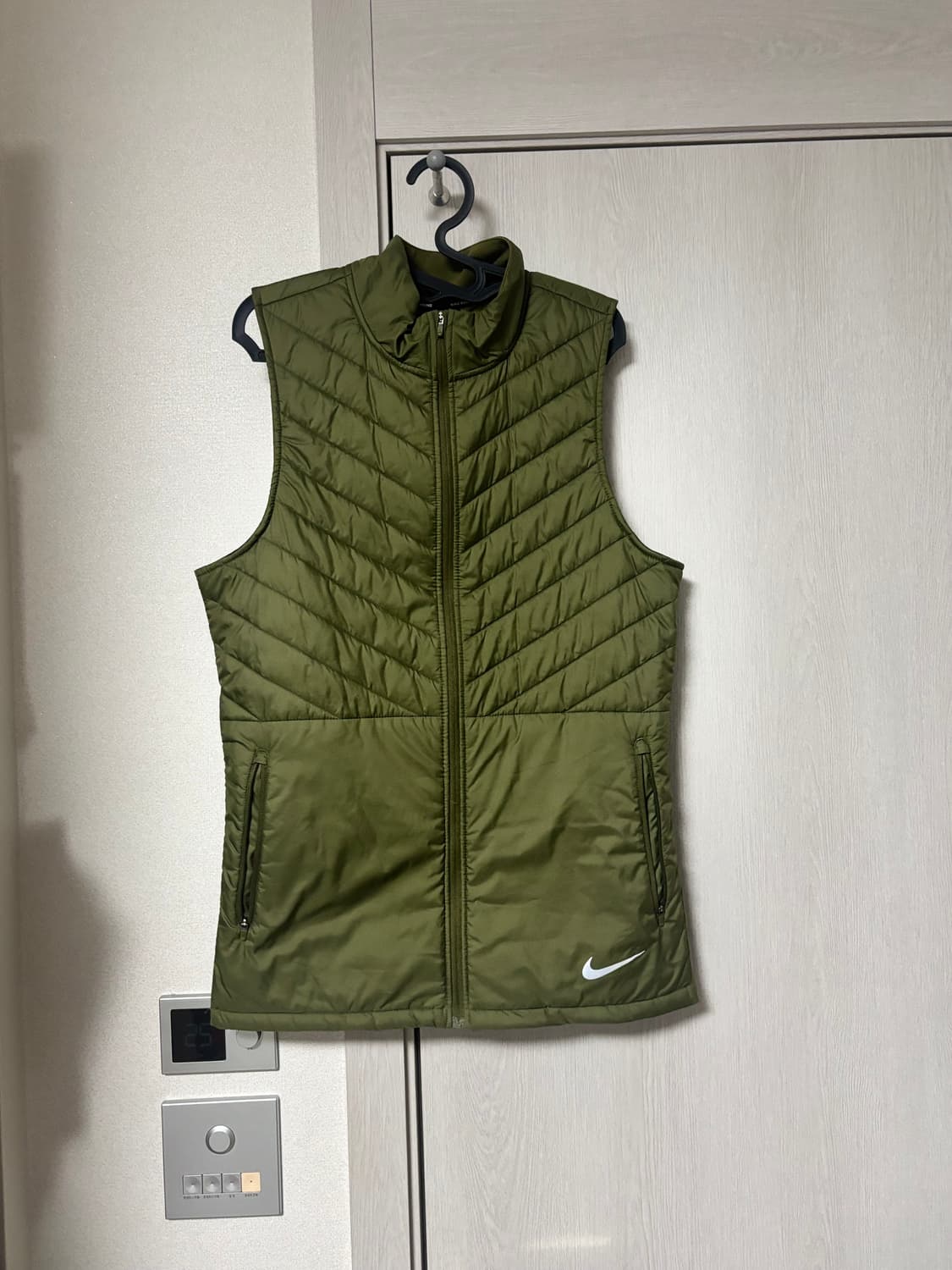 나이키 애어로레이어 러닝 키키 올리브색상 경량 조끼  상품이미지4