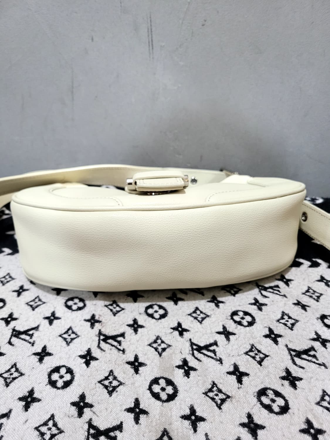 정품 오소이 스톤 크림 소가죽 호보백  상품이미지4