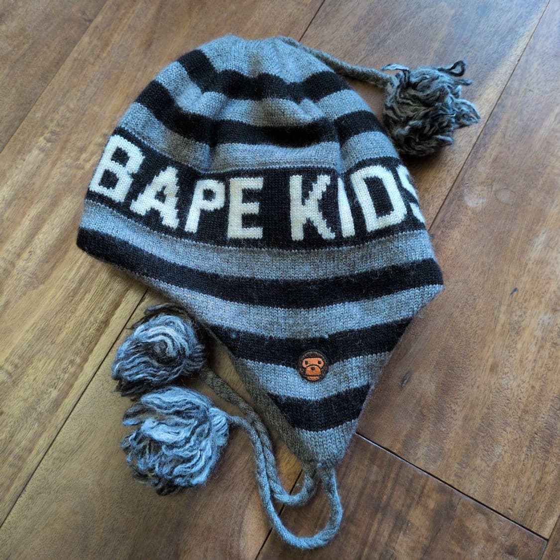 베이프 키즈 그레이 스트라이프 폼폼 비니 상품이미지1