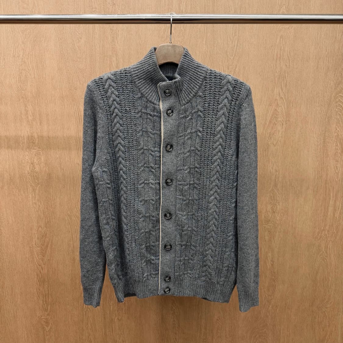 헨리 코튼 하이넥 케이블 니트 가디건 버튼업 디테일 레귤러핏 그레이 상품이미지2