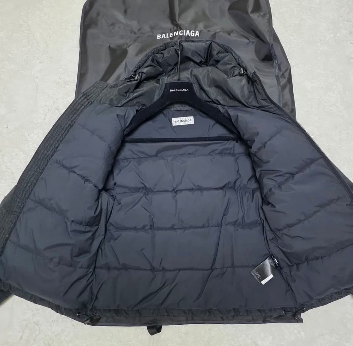 발렌시아가 자수로고 크롭패딩 상품이미지5