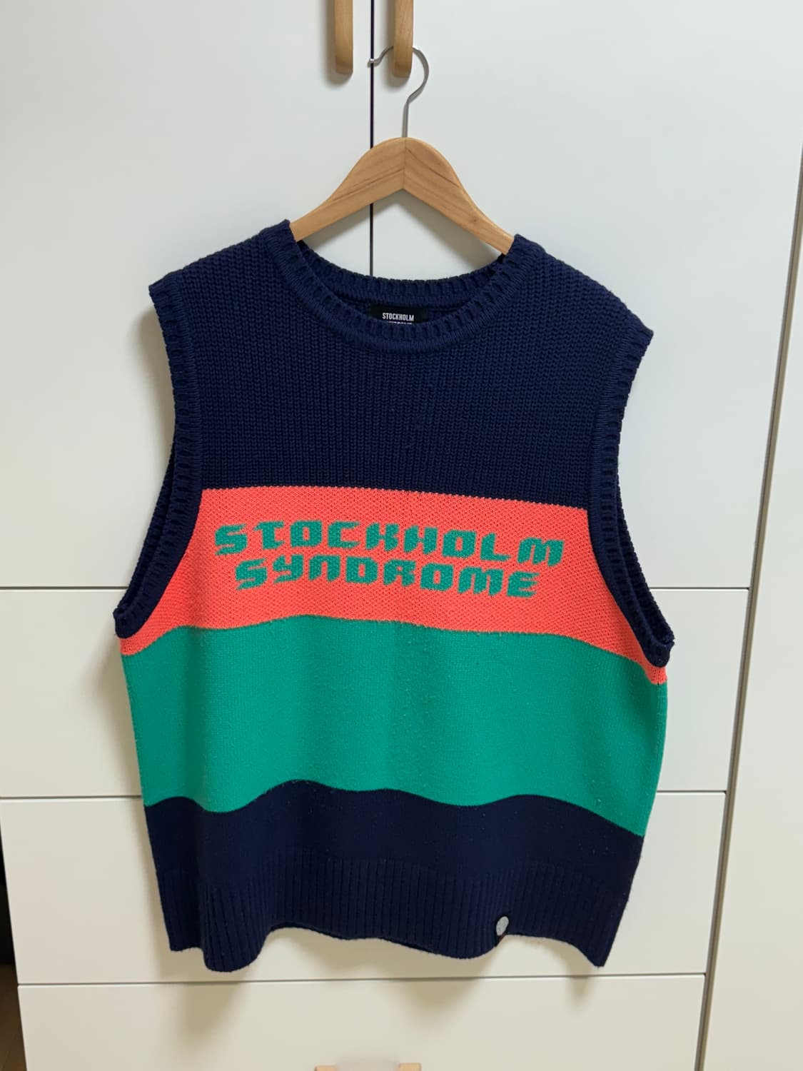 스톡홀름신드롬 니트조끼 베스트 네이비 상품이미지1