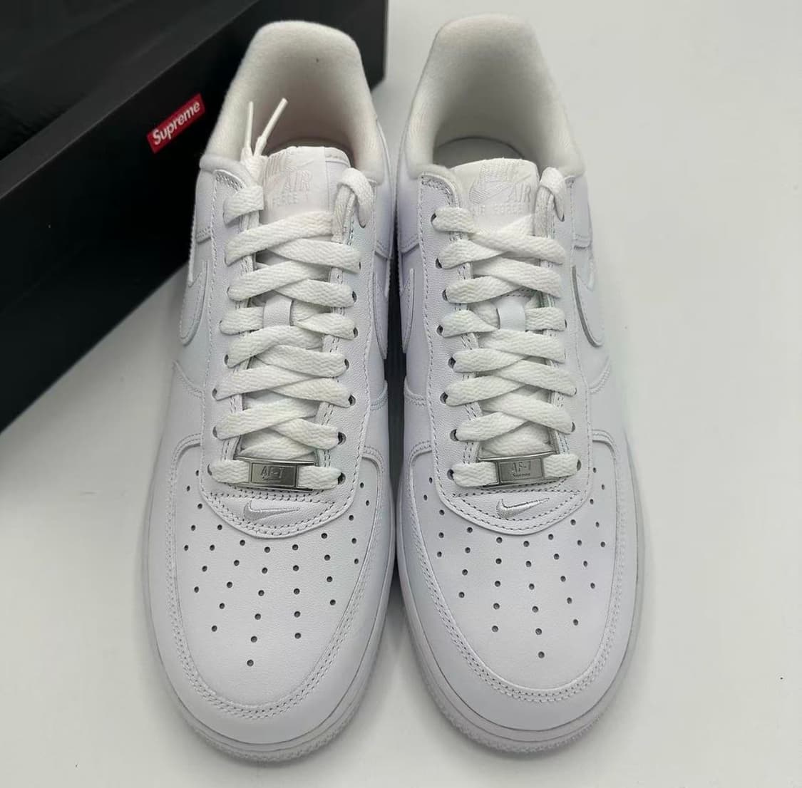 나이키 x 슈프림 에어포스 1 로우 화이트 265MM 상품이미지2