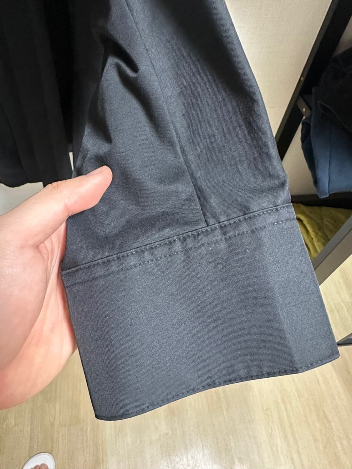 [48]우영미 블랙 커프스 스냅 포인트 셔츠 상품이미지5