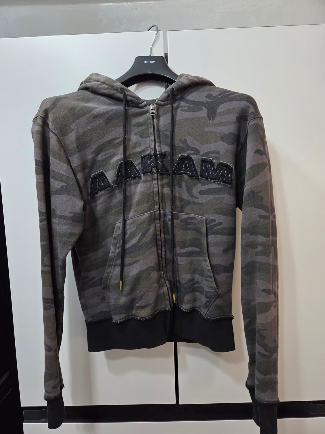 아캄 후드집업 1 블랙 contrast logo zip-up hoodie 상품이미지1