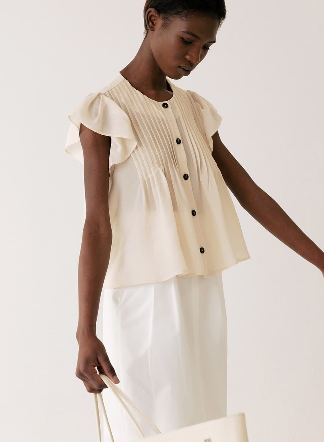 킨더살몬 핀턱 러플 슬리브 블라우스 크림 상품이미지1