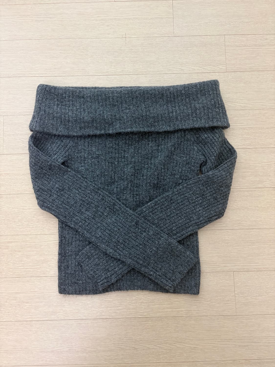 H&M 에이치엔앰 차콜 오프숄더 니트 상품이미지1