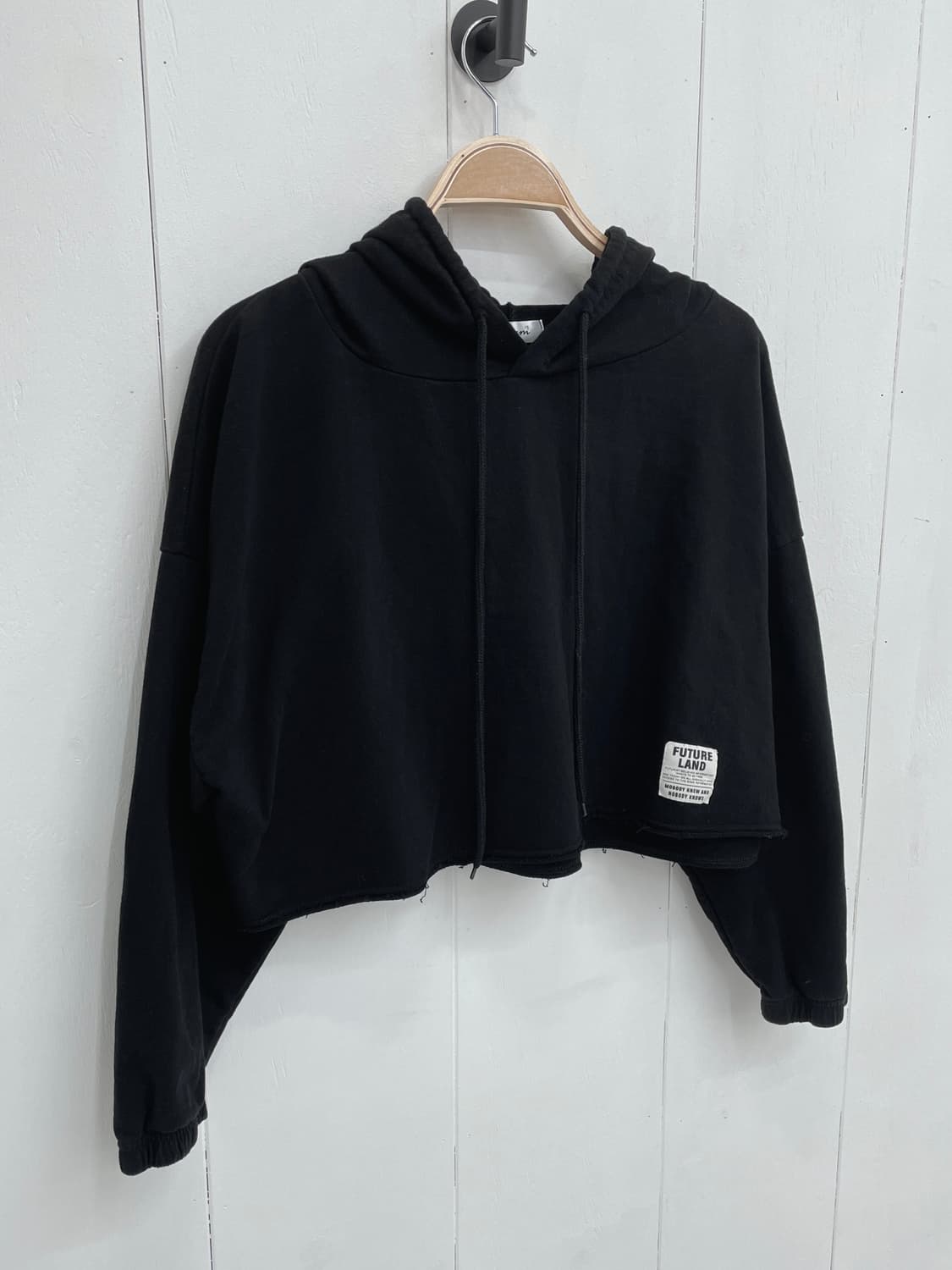 그램(Gram) 퓨처랜드 패치 컷오프 크롭 후드티 블랙 상품이미지4