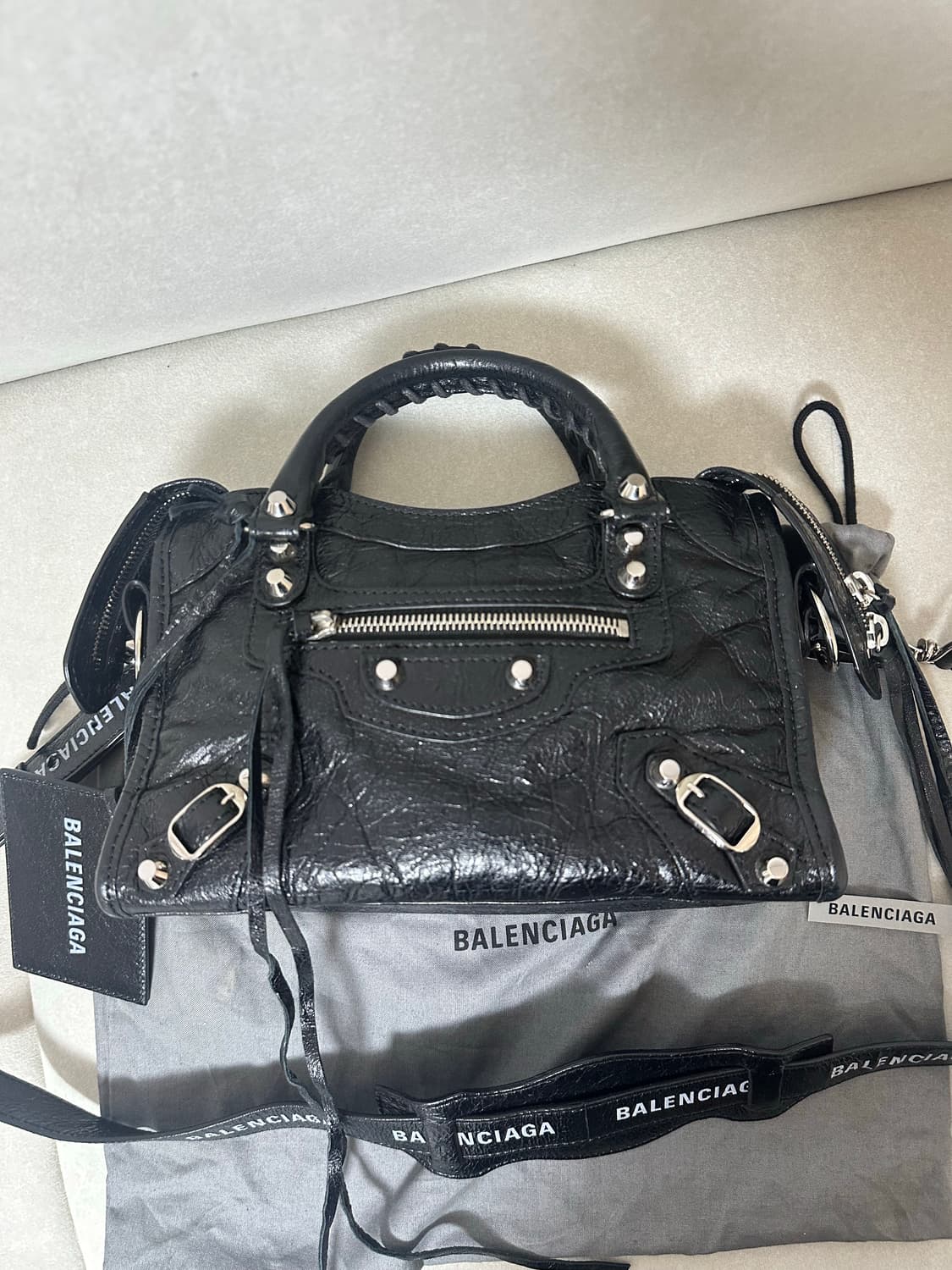 [SA 정품] 발렌시아가 로고스트랩 시티 모터백 블랙 상품이미지4