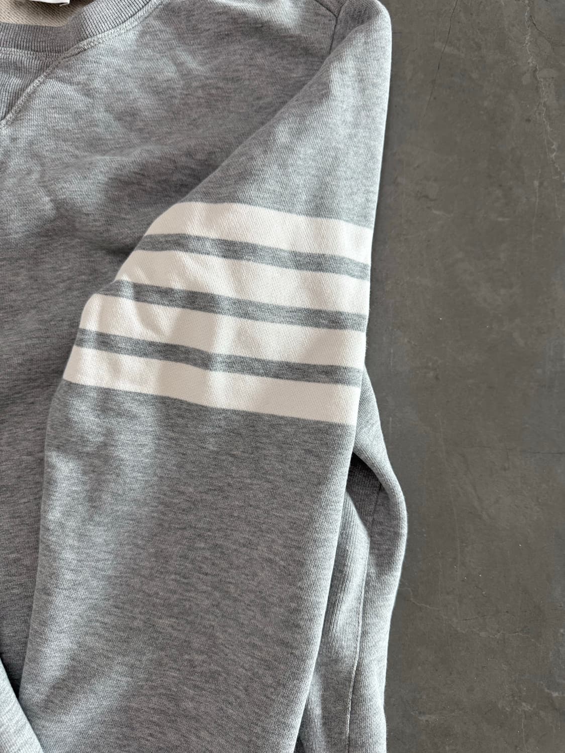 톰브라운 사선 맨투맨 그레이 3사이즈 상품이미지2