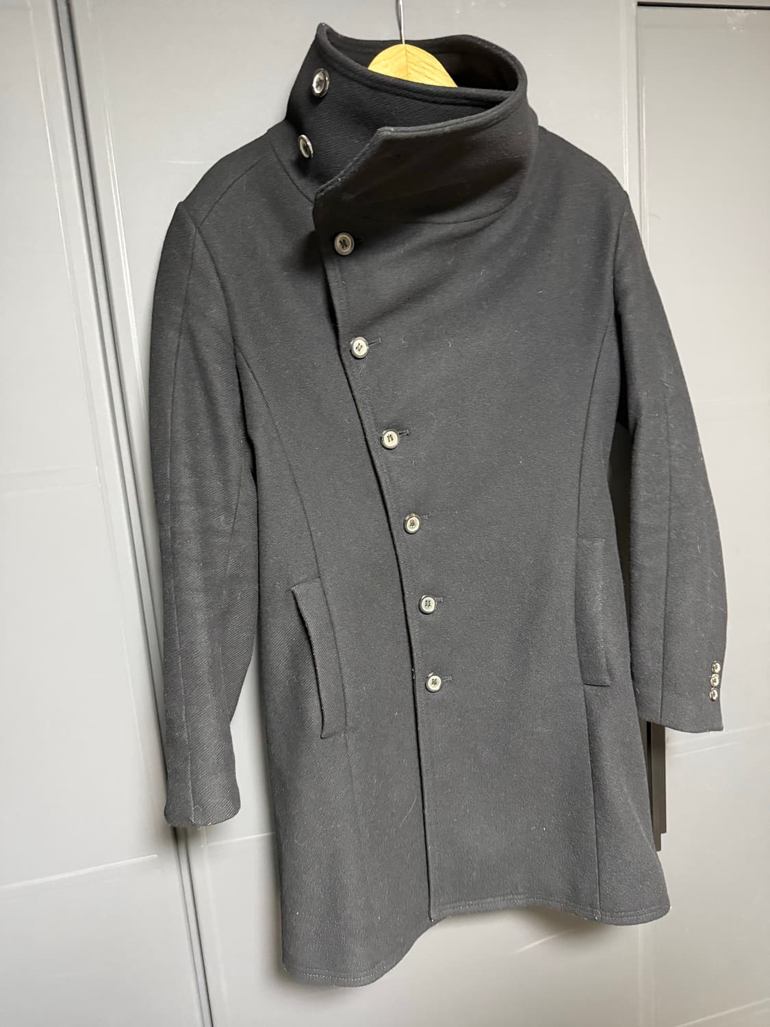 Zara black-tag 사선 하이넥 코트 상품이미지3