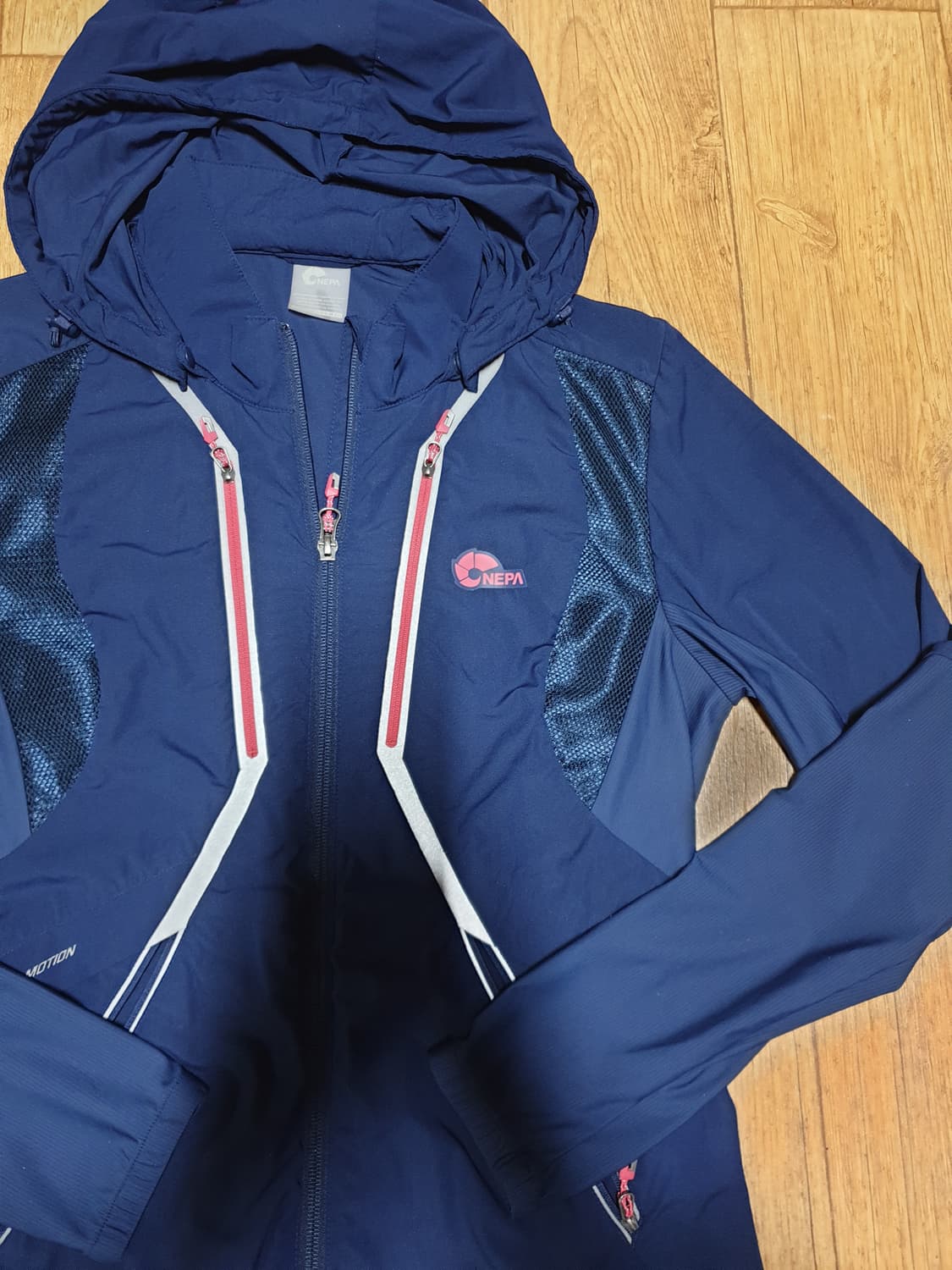 1058 네파 아웃도어 바람막이 90 사이즈입니다 상품이미지3