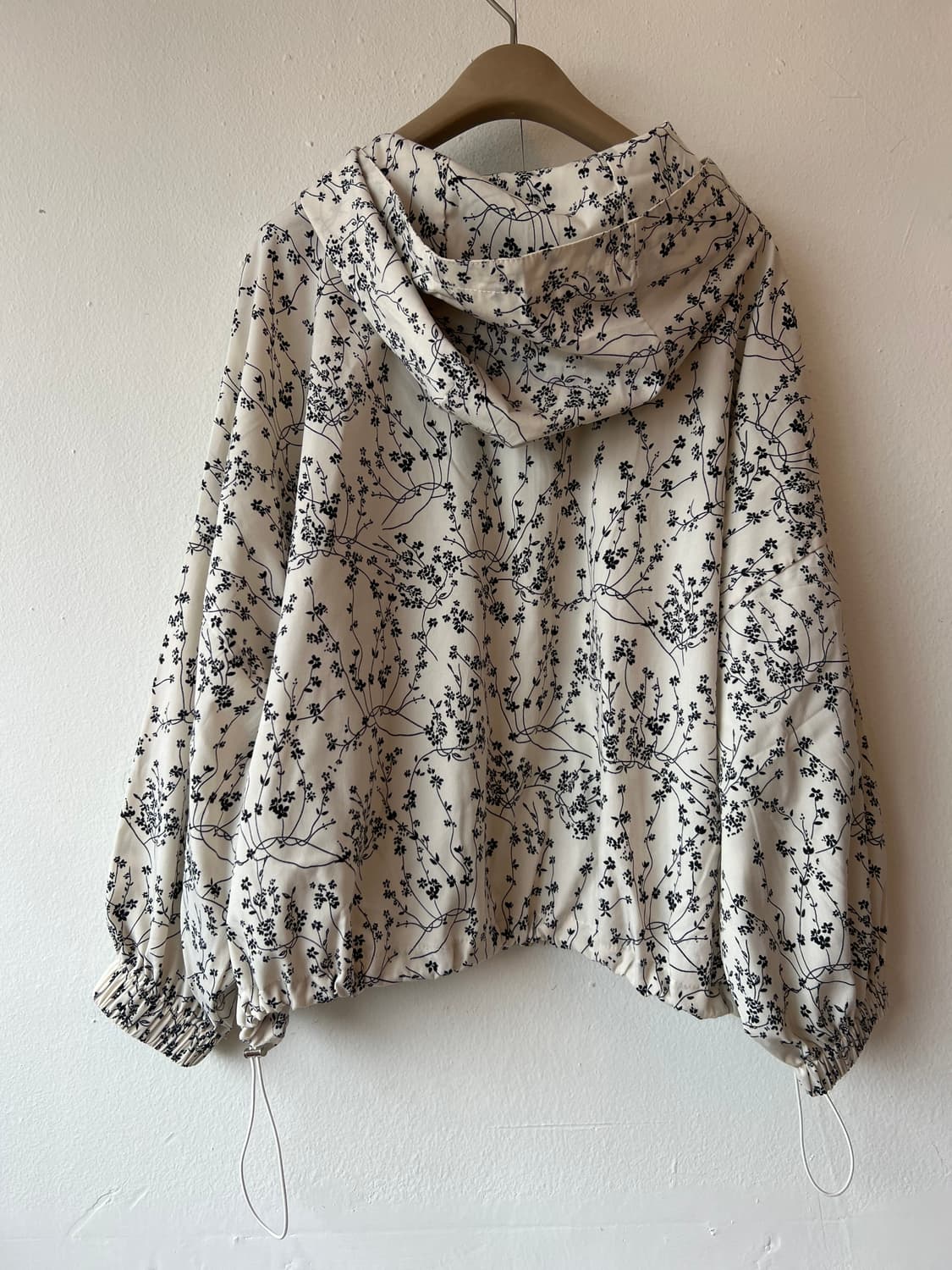 쇼핑몰 여성 아이보리 잔꽃 바람막이점퍼 후드바람막이 상품이미지3