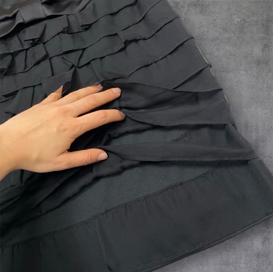 온앤온 On&on 블랙 러플 디테일 리본 카라 슬리브리스 블라우스 55 상품이미지5