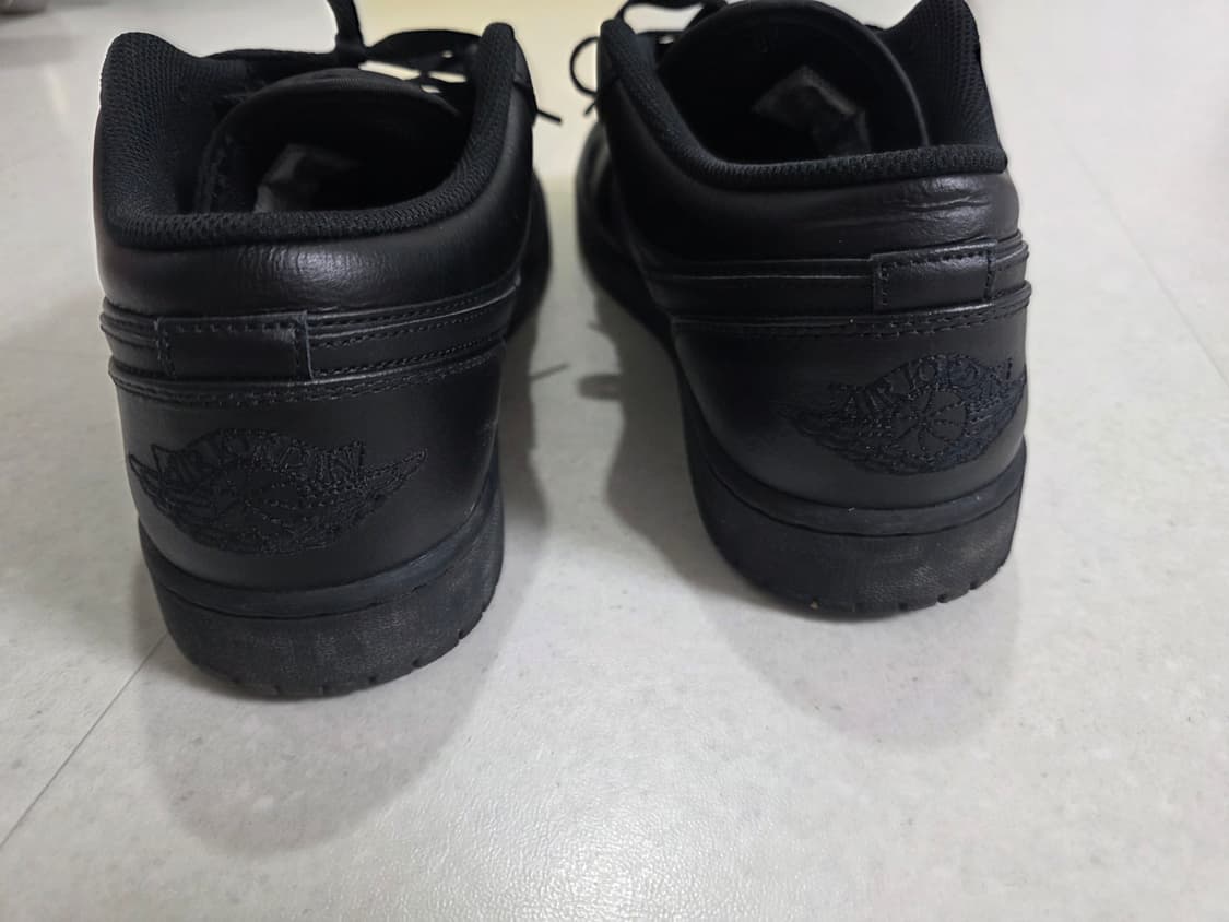 나이키 에어 조던 1 로우 트리플 블랙 300 상품이미지3