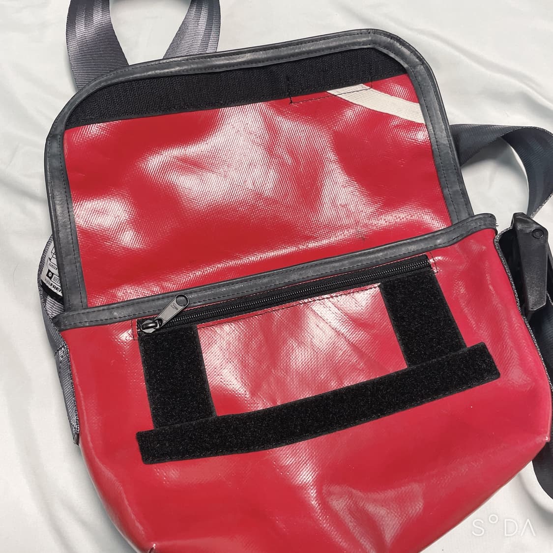 프라이탁 하파오 레드화이트 크로스백 상품이미지6