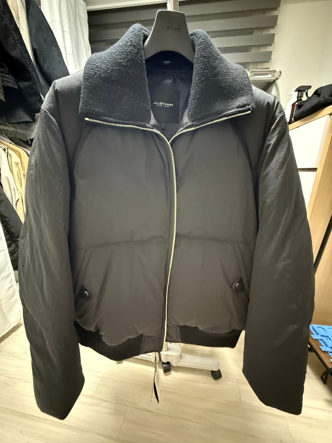 질스튜어트 니트 카라 숏 구스다운 점퍼 - 블랙 100사이즈 상품이미지2