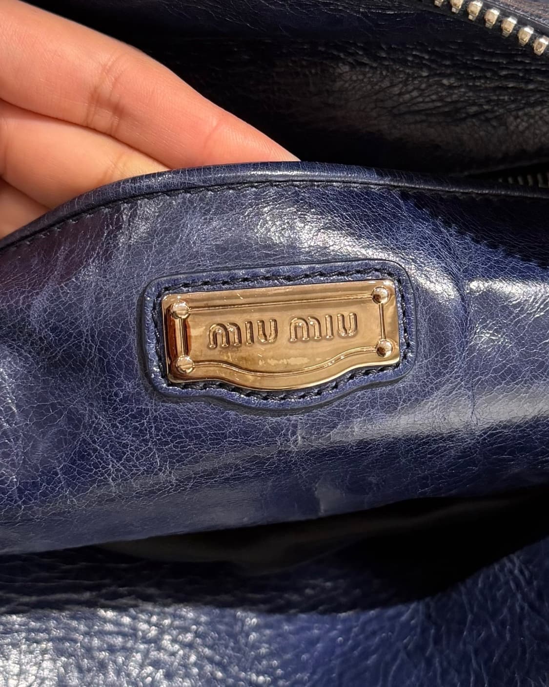 미우미우 네이비 블루 비텔로 럭스 레더 리본 사첼백 상품이미지7