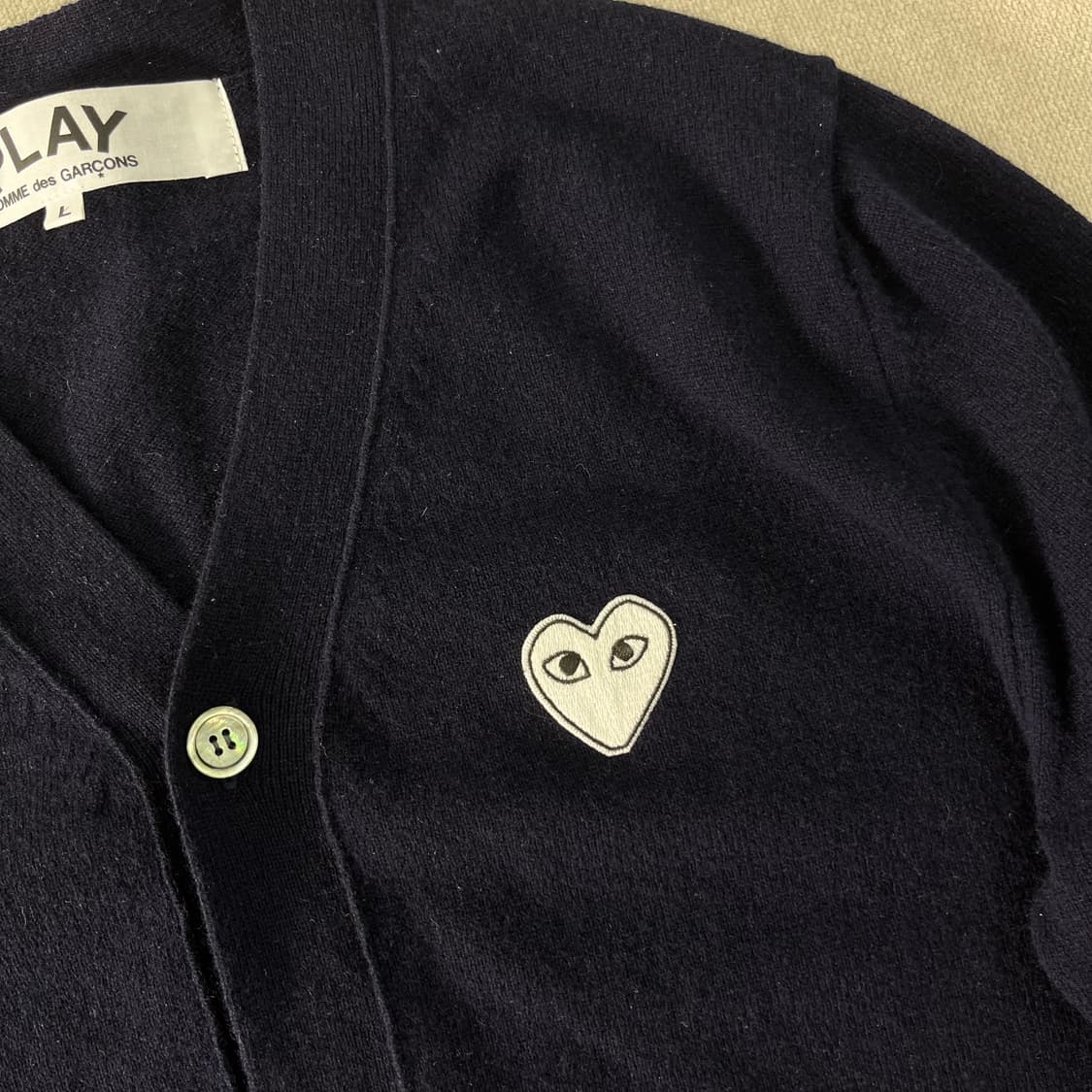 100 꼼데가르송 화이트 하트 와펜 네이비 가디건 상품이미지2