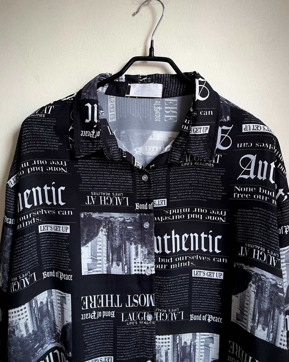 Leahmatin Black Newspaper Print Shirt 상품이미지4