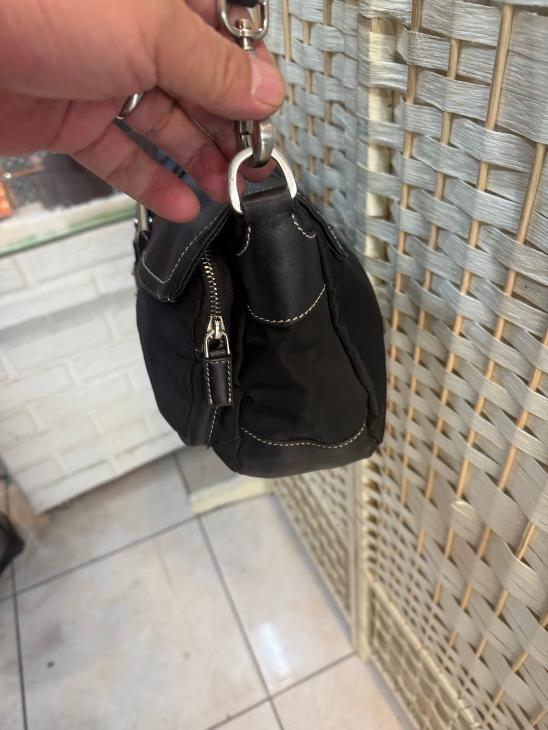 정품 프라다 포코노 레더 크로스백 팝니다 상품이미지2