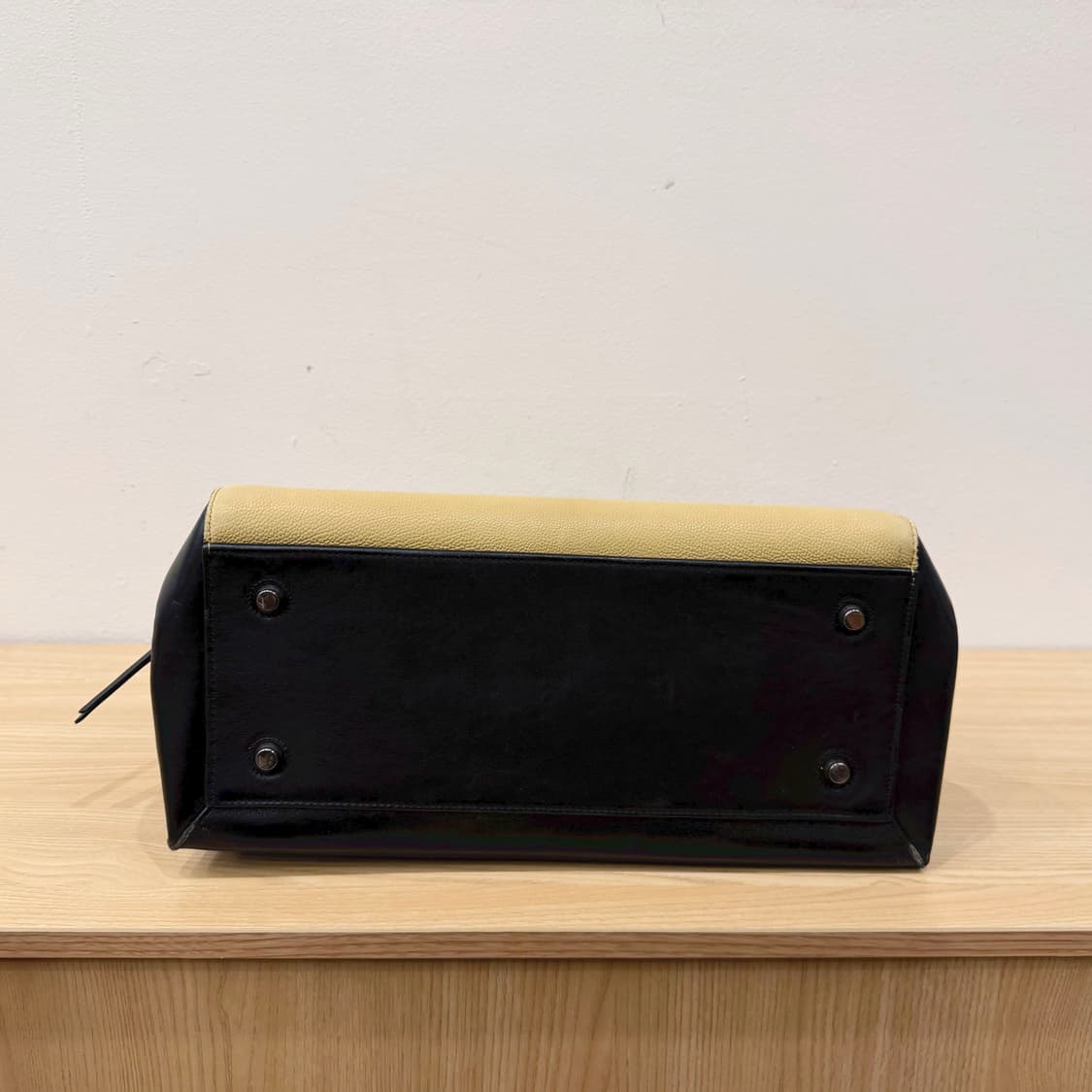 셀린느 숄더백 탑핸들 플랩 프론트 포켓 지퍼 디테일 블랙 베이지 상품이미지4