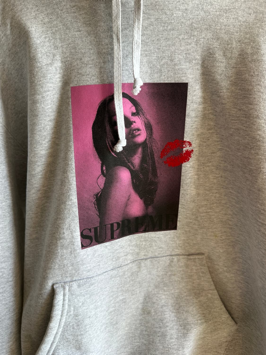 슈프림 x 케이트 모스 후드 스웨트셔츠 애쉬 그레이 - 24FW 상품이미지3