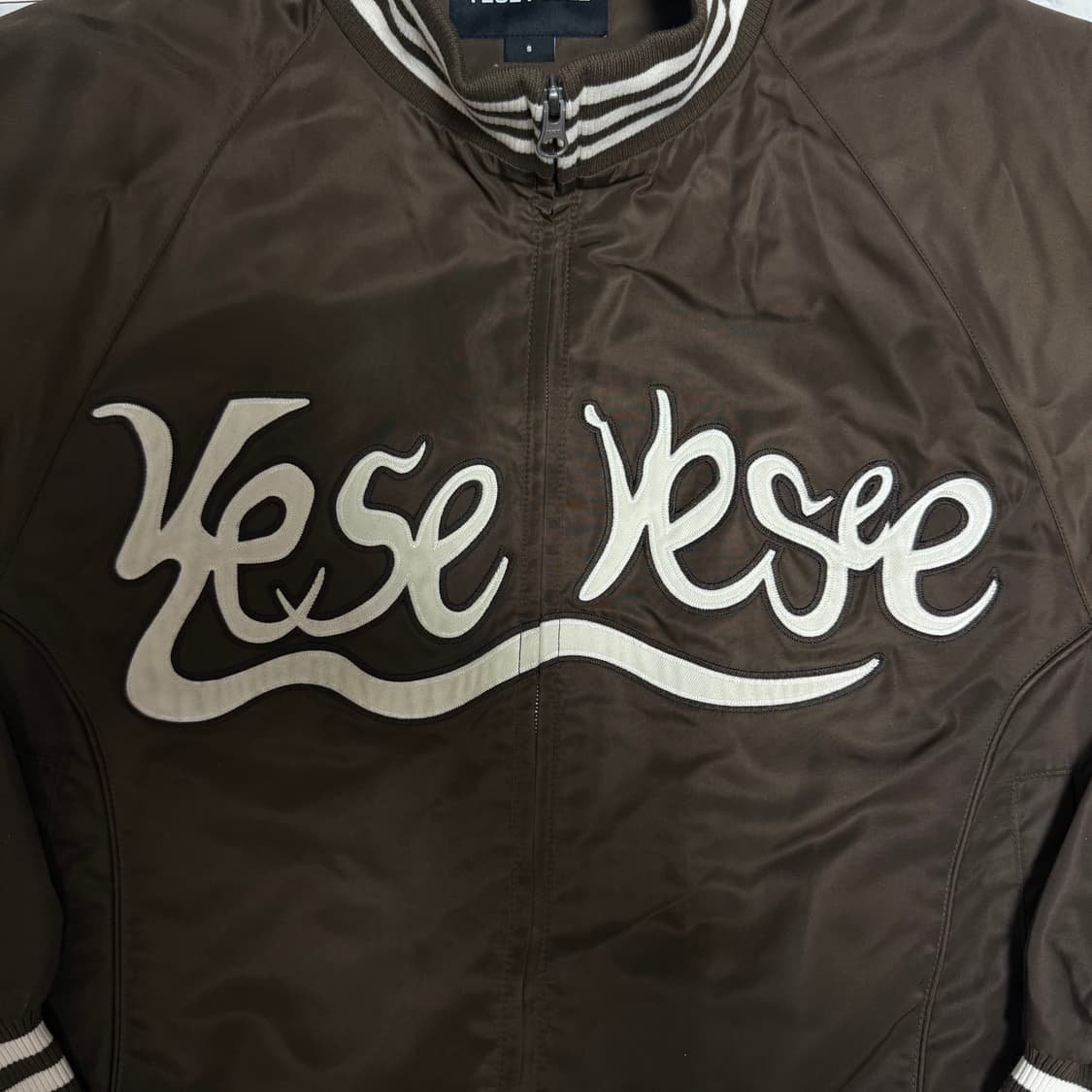 YESEYESEE 브라운 하이넥 스타디움 자켓 상품이미지2