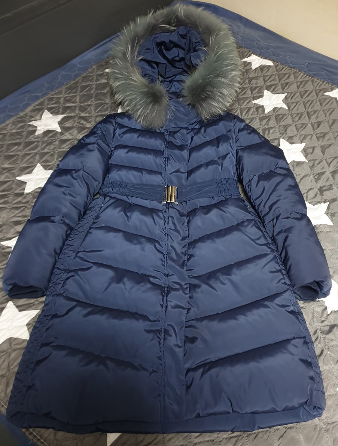 S SOLEZIA 벨티드 라쿤퍼 오리털 롱패딩 네이비 (55~66) 상품이미지1